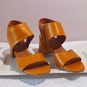 Gorgeous! Miz Mooz ⚜️ Cognac Leather Sandals  41  *New*